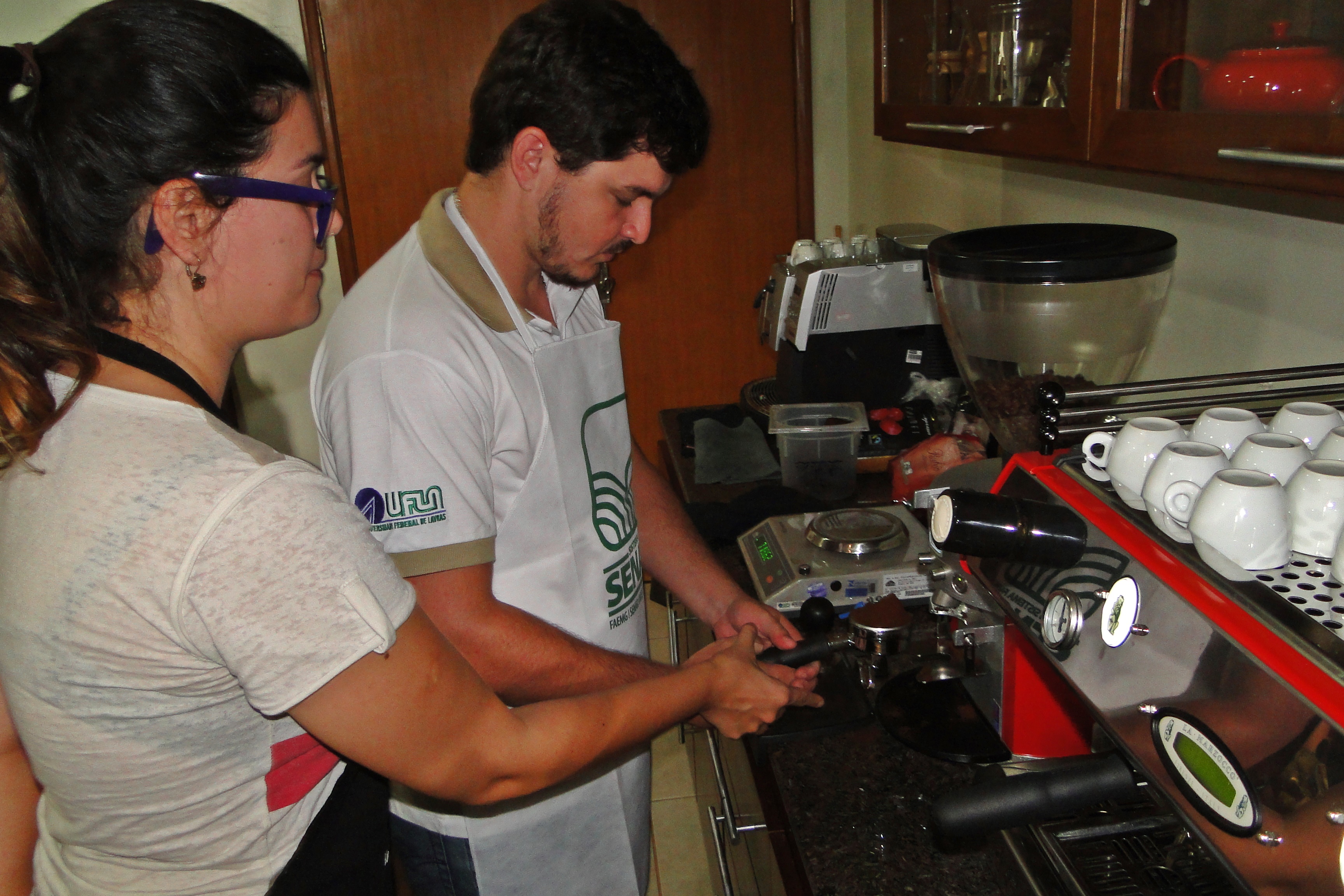 Alunos aprendem a preparar café profissionalmente