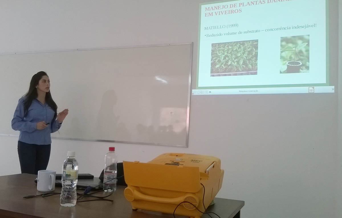 Doutoranda em Fitotecnia/Cafeicultura, Dalyse Toledo Castanheira, ministra palestra sobre Manejo de Plantas Daninhas no Cafeeiro