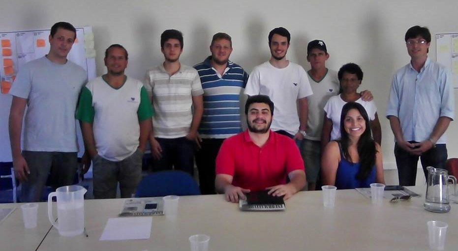 Equipes reunidas firmando parceria