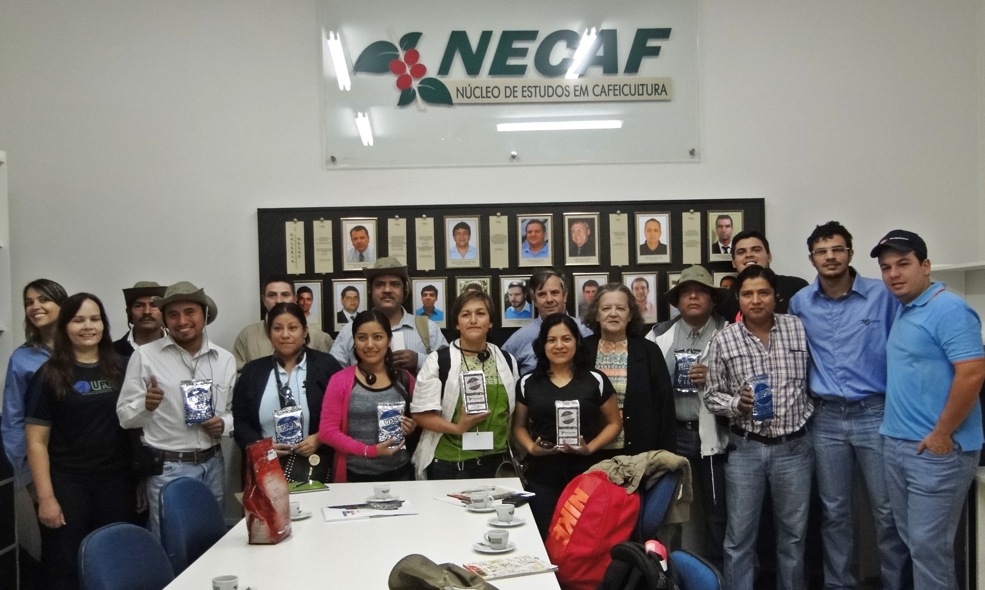Mexicanos recebem café produzido na UFLA em visita ao Necaf