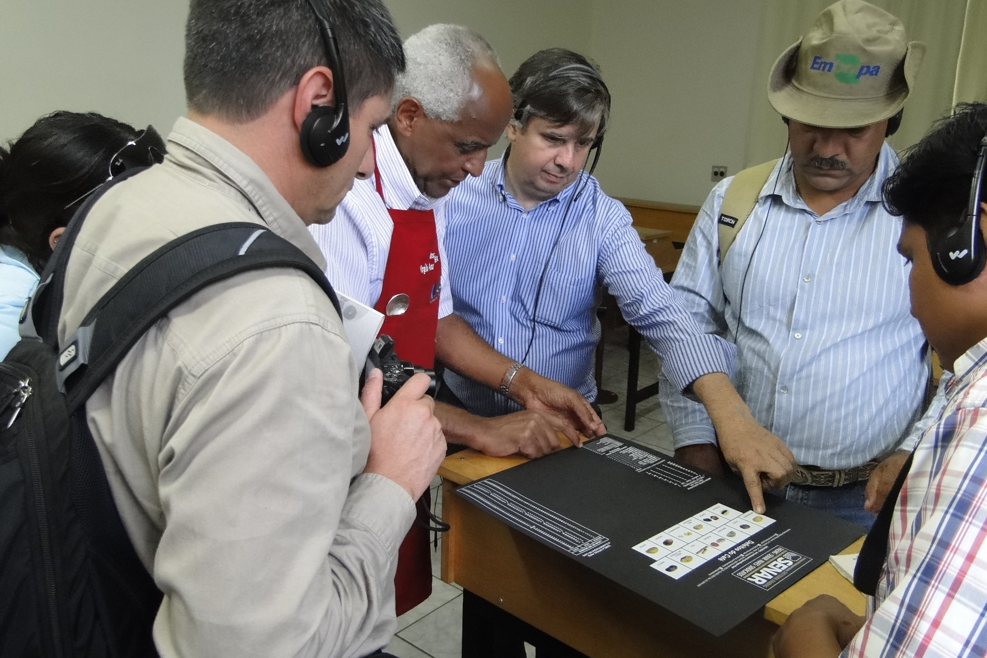 O professor Virgílio Anastácio (DAG/Setor de Cafeicultura) apresenta painel de classificação de defeitos e enquadramento do tipo de café para precificação