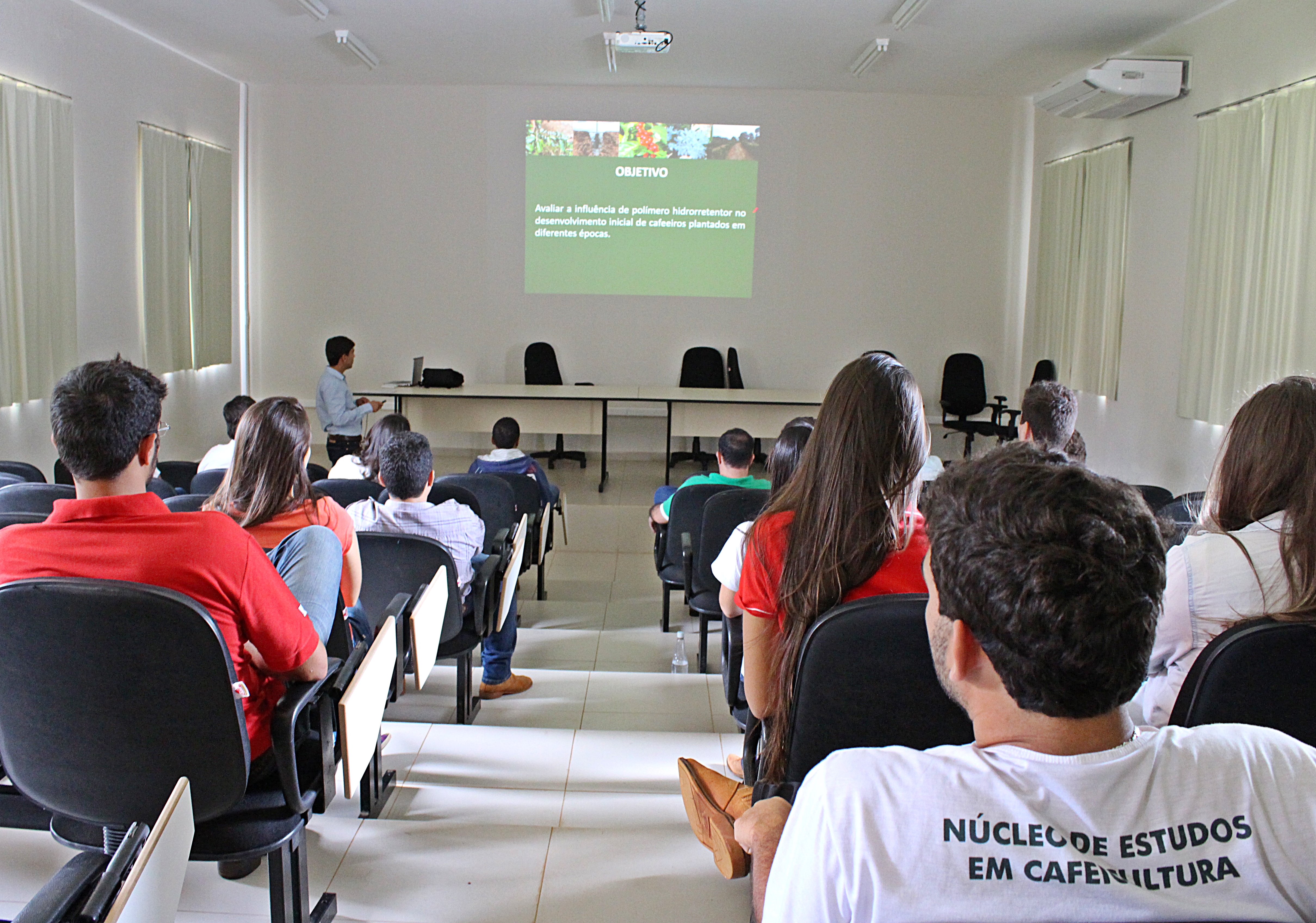 Felipe Viana Guimarães em momento de apresentação da monografia