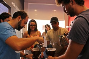 Participantes preparam café coado