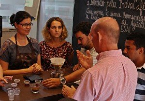 Professor Flávio Meira Borém em momento de discussão com os alunos