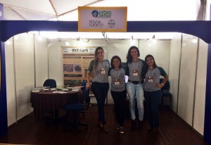 Equipe do INCT Café no estande da UFLA